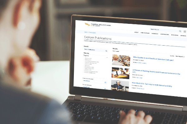 Visitor browses the St. Louis Fed's online publications.